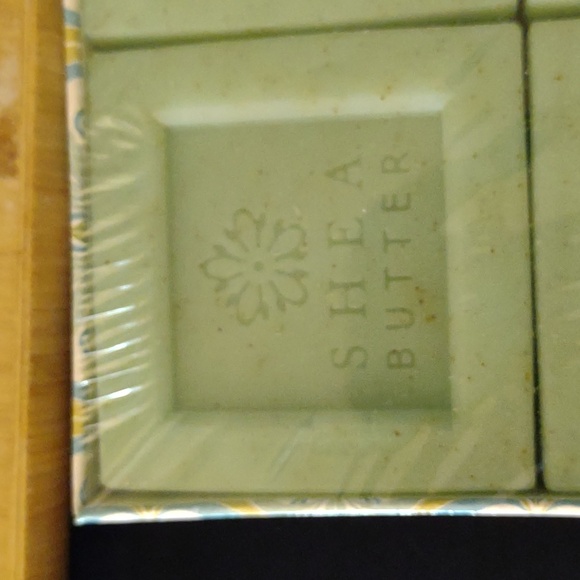 Sealed in Box Set of 4 Exfoliating Shea Butter Soaps - Picture 6 of 11